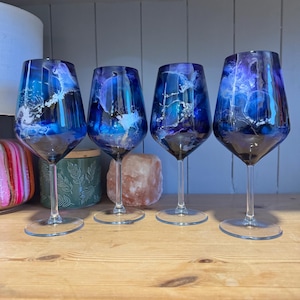 Copa de vino decorada a mano: azul, morado, turquesa y plata.