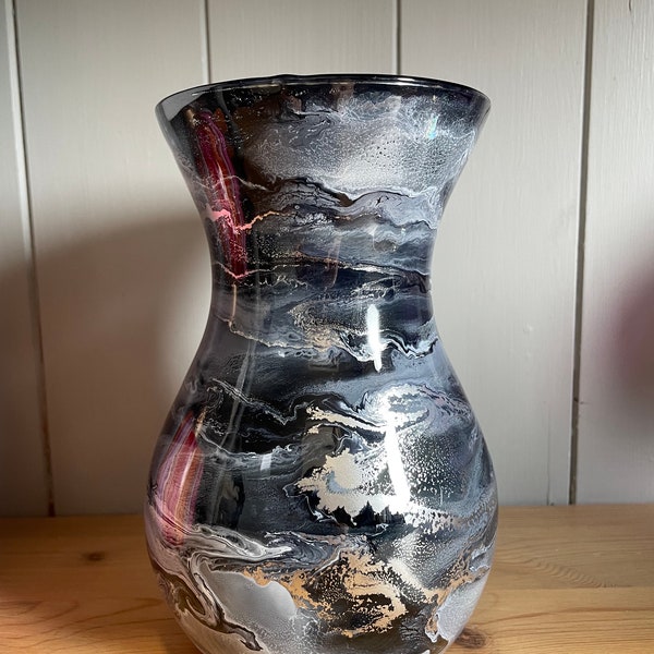 Hand decorated 18cm tall grey design glass vase, ideal gift for new Home, friend, mum, wedding, thank you