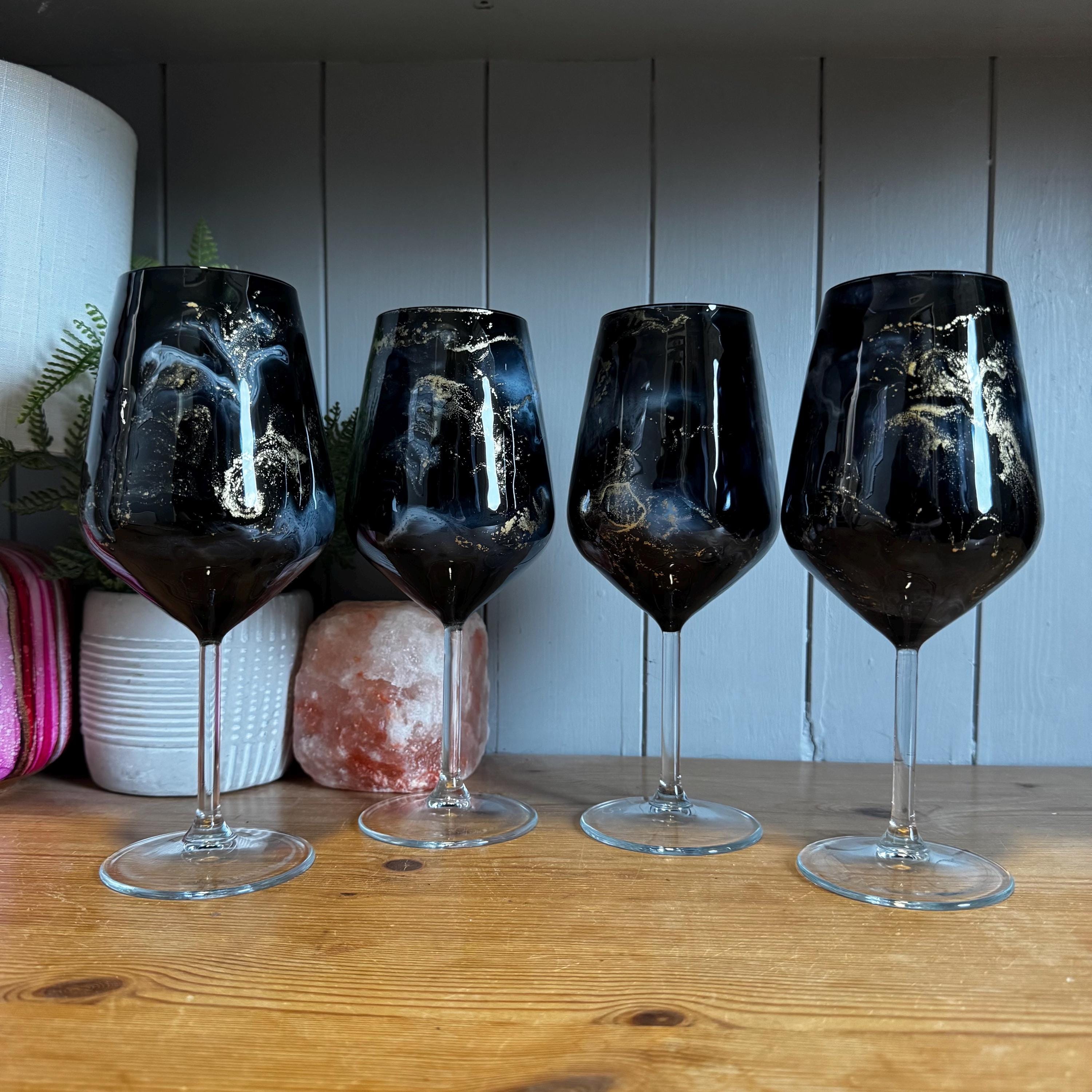 Handdekorierte Weingläser: Schwarze, graue und goldene Stielgläser