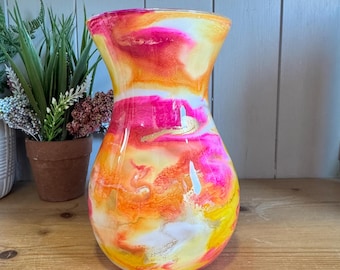 Handgedecoreerde glazen vaas van 18 cm hoog: roze, oranjegeel met goudkoper of zilveren afwerking