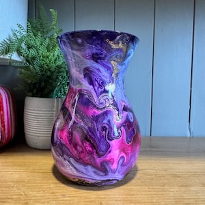Handdekorierte 18 cm Große Glasvase mit Blauem, Lila und Pinkem Design
