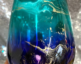 Conjunto de 1, 2, 4 o 6 Hermoso efecto ombré verde azulado púrpura y copas de vino de tallo o Prosecco decoradas a mano en oro