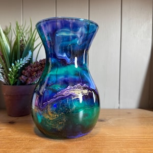Hand decorated 18cm tall purple and teal design glass vase, ideal gift for new Home, friend, mum, wedding, thank you