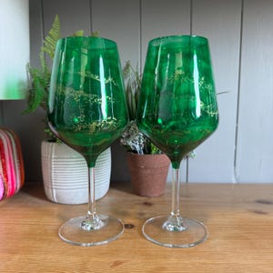 Set of 1, 2, 4 or 6 Beautiful bottle green emerald green and gold hand decorated wine or Prosecco glasses