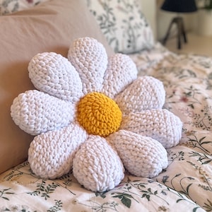 Crocheted Daisy Pillow (40cm): Soft Plush Flower Decor