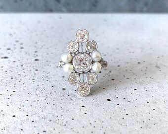 The exceptional "old marquise ring in platinum, diamonds and pearls