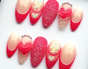 Uñas francesas en rosa intenso: set de uñas cortas para San Valentín