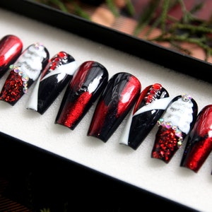 Prensa vermelha brilhante nas unhas | Unhas de Dia dos Namorados Vermelhas e Pretas | Salão de unhas falsas | Gel X Unhas Postiças | Unhas postiças compridas | V97