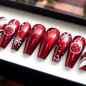 Prensa de Natal brilhante nas unhas | Conjunto de pregos de caixão longo | Gel X Unhas Postiças | Unhas postiças abstratas | Cola Vermelha Nas Unhas V91