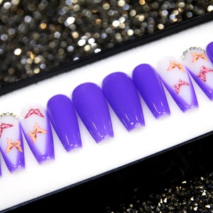 Stampa speciale viola neon sulle unghie / Unghie finte disegnate a mano / Unghie lunghe con glitter a bara / Colla 3D sulle unghie V34