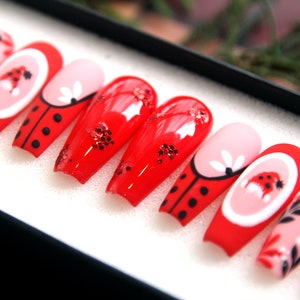 Prensa de Natal Little Elf nas unhas | Unhas postiças vermelhas brilhantes | Presente para suas unhas postiças | Conjunto de pregos para caixão | Gel X Unhas Postiças V93