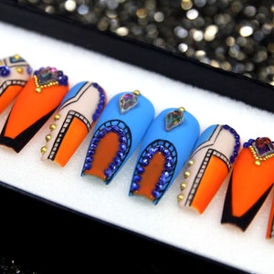 Uñas postizas abstractas: Juego de uñas de gel con diseño gótico de stiletto X
