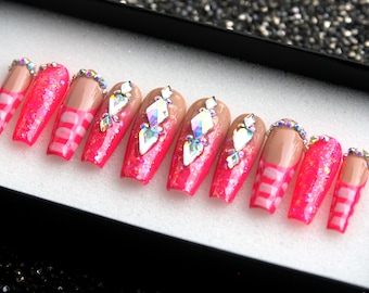 Uñas postizas de novia estilo ataúd hechas a mano en color rosa intenso.