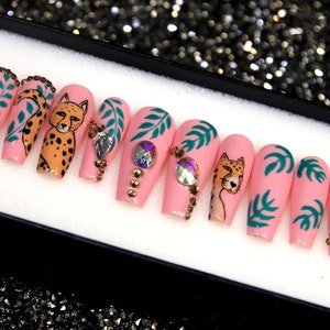Unghie finte con motivo a ghepardo dipinte a mano: stile bara lunga rosa