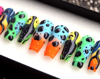 Uñas postizas estilo pop art con acuarela: uñas postizas Crystal Coffin