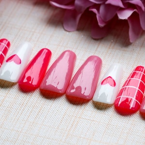 Uñas postizas para San Valentín: corazones rosas, cuadros y purpurina