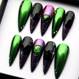 Numerologia Press On Nails | Ręcznie malowane 3D zielone lustrzane sztuczne paznokcie | Y2K Stiletto Neon Dark sztuczne paznokcie V244
