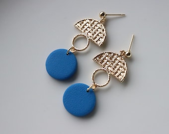 Blaue Ohrringe, Polymer Clay, 18K vergoldetes Messing, handgemachte Ohrringe.