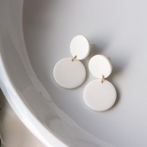 Mini Ohrringe, handgemachte Polymer Clay Ohrringe. Weiß