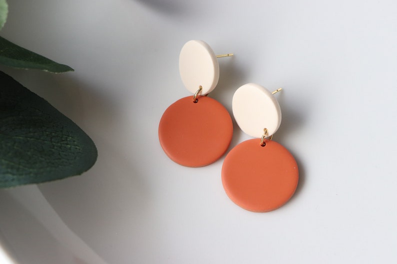 Mini Ohrringe, handgemachte Polymer Clay Ohrringe. Orange-Cremefarbe