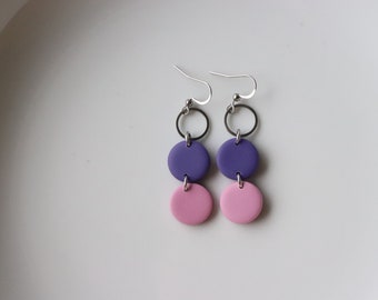 Boucles d'oreilles en pâte polymère violet-rose, acier inoxydable, faites à la main.