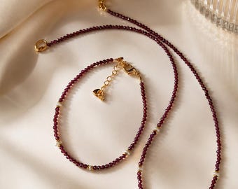 Set di collana e bracciale con granato naturale e perle - Pietra portafortuna di gennaio - Collana impilabile con granato rosso - Bracciale con granato - Gioielli coordinati - Gioielli con pietre rosse