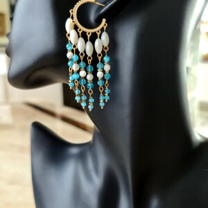 Boucles d'oreilles lustre en nacre : filigrane plaqué or, oeil de chat bleu