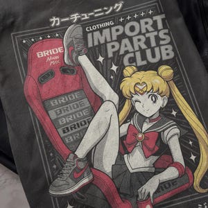 Könnte beinhalten: Eine weiße Keramik-Tasse mit schwarzem Henkel und dem Text "But First, Coffee" in handschriftlichem Stil. Die Tasse steht auf einer weißen Oberfläche. Die Tasse ist 10 cm hoch.