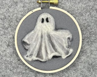 Needle felted 2D cute ghost made of wool.  Adorable ghost ornament, Halloween ghost decoration, Felted ghost painting, Halloween tree decor
