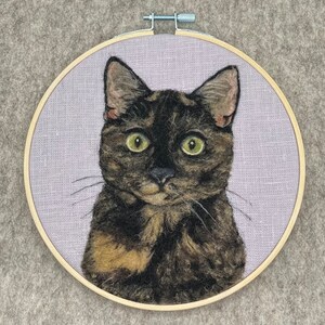 Custom cat portrait needle felted from photo made with wool. Personalized gift for pet lovers, pet loss gift, memorial pet gift, commission