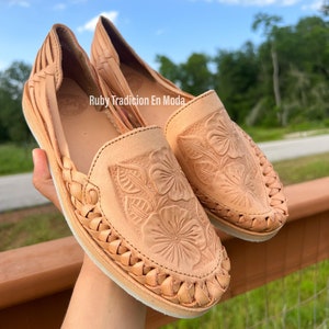 Florecita Huaraches Hand-tooled Slip ons| Flor Cincelados Huaraches Hippie Vintage| Sandals |Mexican Style| Handmade Huaraches/Leather Shoes