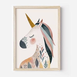Könnte beinhalten: Eine Aquarell-Illustration eines Einhorns mit geschlossenen Augen. Das Einhorn ist weiß mit einem goldenen Horn und hat eine rosafarbene, blaue und schwarze Mähne. Das Einhorn ist mit floralen Mustern in Rosatönen, Blau und Grün verziert.