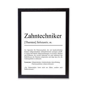 Könnte beinhalten: Ein gerahmter Druck mit schwarzem Rahmen zeigt das deutsche Wort "Zahntechniker" in großen, fetten Buchstaben. Darunter steht die Definition auf Deutsch. Der Druck ist eine Definition eines Zahntechnikers, einschließlich Synonymen und einer Beschreibung seiner Arbeit.
