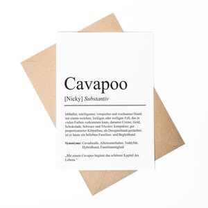 Könnte beinhalten: Eine weiße Karte mit schwarzem Text, der das Wort "Cavapoo" als eine lebhafte, intelligente und verspielte Hunderasse definiert. Die Karte listet auch Synonyme für die Rasse auf, darunter "Cavadoodle", "Teddybär" und "Familienmitglied".