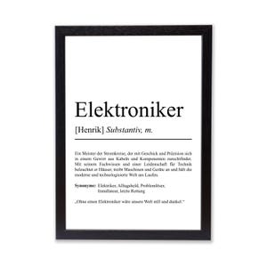 Könnte beinhalten: Ein schwarz-weißes, druckbares Poster mit der Definition des Wortes "Elektroniker" auf Deutsch. Die Definition lautet: "Ein Meister der Stromkreise, der mit Geschick und Präzision sich in einem Gewirr aus Kabeln und Komponenten zurechtfindet. Mit seinem Fachwissen und einer Leidenschaft für Technik beleuchtet er Häuser, treibt Maschinen und Geräte an und hält die moderne und technologisierte Welt am Laufen. Synonyme: Elektriker, Alltagsheld, Problemlöser, Installateur, letzte Rettung. "Ohne einen Elektroniker wäre unsere Welt still und dunkel."