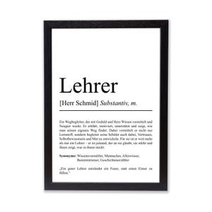 Könnte beinhalten: Ein schwarz-weißes druckbares Poster mit einer Definition des Wortes "Lehrer" mit dem Namen "Herr Schmid" in Klammern. Der Text lautet: "Ein Wegbegleiter, der mit Geduld und Herz Wissen vermittelt und Neugier weckt. Er erklärt, motiviert, unterstützt und zeigt, wie man seinen eigenen Weg findet. Dabei vermittelt er nicht nur Lernstoff, sondern begleitet seine Schüler auch dabei, Vertrauen, Selbstbewusstsein und Mut zu entwickeln. Für sie ist er weit mehr als nur ein Lehrer - er ist jemand, der an sie glaubt, sie stärkt und ihnen zeigt, was in ihnen steckt."