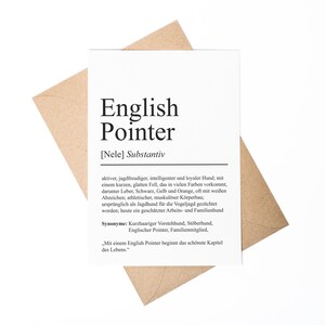 Könnte beinhalten: Eine Karte mit der Definition des Wortes "English Pointer" als Hunderasse. Die Karte ist in schwarzer Schrift auf weißem Papier gedruckt und hat einen braunen Umschlag dahinter. Die Definition beschreibt den English Pointer als einen aktiven, jagdlichen, intelligenten und loyalen Hund mit einem kurzen, glatten Fell, das in vielen Farben vorkommt, darunter Leber, Schwarz, Gelb und Orange. Die Karte erwähnt auch, dass der English Pointer ein muskulöser Hund ist, der ursprünglich für die Vogeljagd gezüchtet wurde.