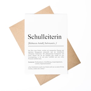 Könnte beinhalten: Eine weiße Karte mit dem Wort "Schulleiterin" in fetter schwarzer Schrift, zusammen mit einer Definition und Synonymen. Die Karte befindet sich in einem braunen Umschlag auf weißem Hintergrund.