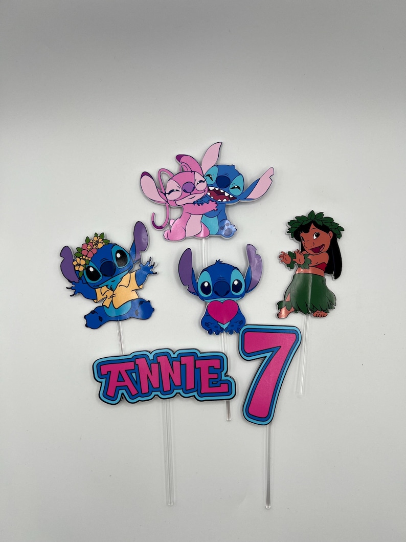 Puede incluir: Conjunto de seis adornos para tartas con Stitch y Angel de la pel&iacute;cula de Disney Lilo & Stitch. Los adornos incluyen a Stitch con flores, Stitch con un coraz&oacute;n, Stitch y Angel abraz&aacute;ndose, Angel, el n&uacute;mero 7 y el nombre "ANNIE".