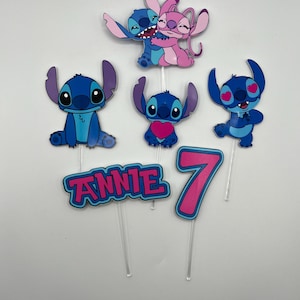 Puede incluir: Conjunto de seis adornos para tartas con Stitch y Angel de la pel&iacute;cula de Disney Lilo & Stitch. Los adornos incluyen a Stitch con un coraz&oacute;n, Stitch con corazones por ojos, Stitch y Angel abraz&aacute;ndose, Stitch con una gran sonrisa y las palabras "ANNIE 7" en rosa y azul.
