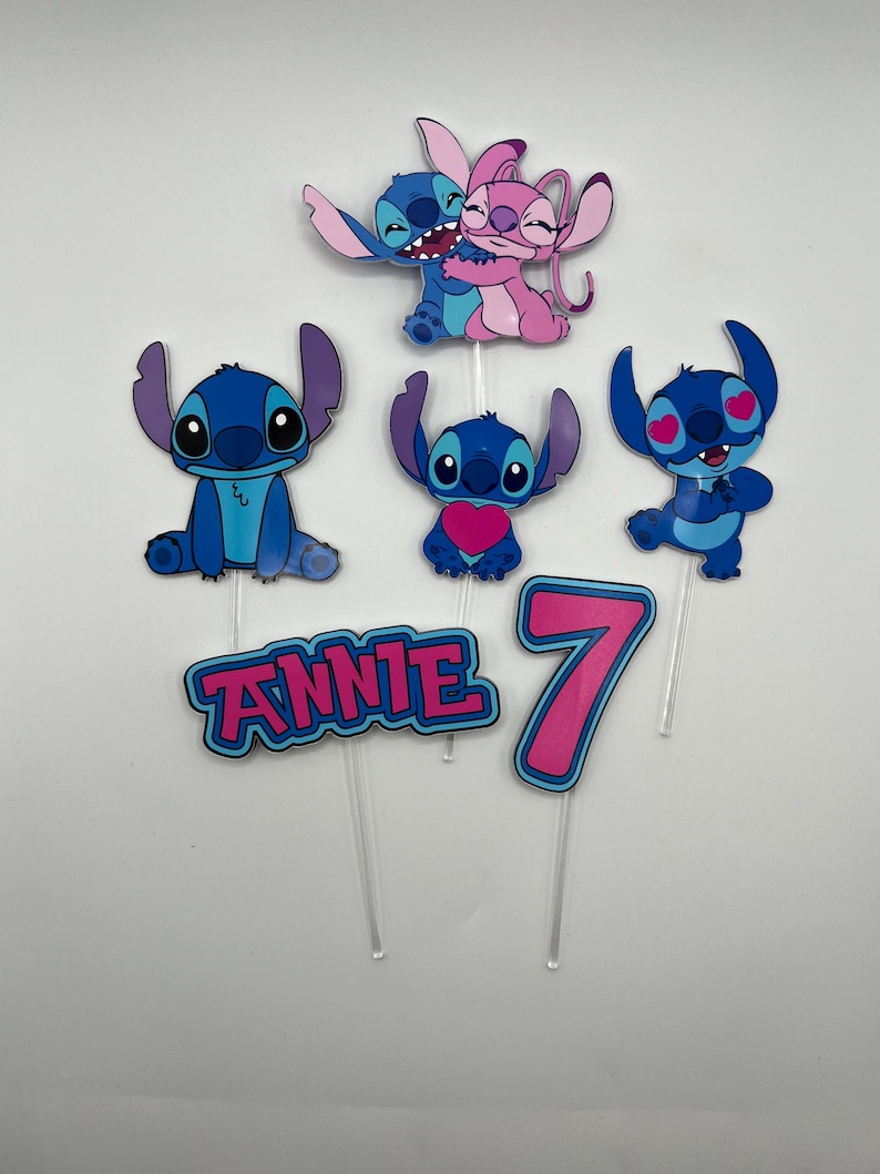 Puede incluir: Conjunto de seis adornos para tartas con Stitch y Angel de la pel&iacute;cula de Disney Lilo & Stitch. Los adornos incluyen a Stitch con un coraz&oacute;n, Stitch con corazones por ojos, Stitch y Angel abraz&aacute;ndose, Stitch con una gran sonrisa y las palabras "ANNIE 7" en rosa y azul.