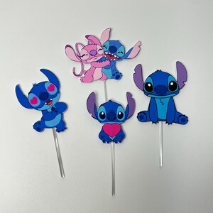 Puede incluir: Conjunto de cinco adornos para tartas con el personaje de Stitch en azul y rosa. Los adornos muestran a Stitch en varias poses, incluyendo sosteniendo un coraz&oacute;n, abrazando a Angel y con corazones por ojos.