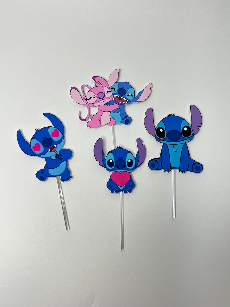 Puede incluir: Conjunto de cinco adornos para tartas con el personaje de Stitch en azul y rosa. Los adornos muestran a Stitch en varias poses, incluyendo sosteniendo un coraz&oacute;n, abrazando a Angel y con corazones por ojos.