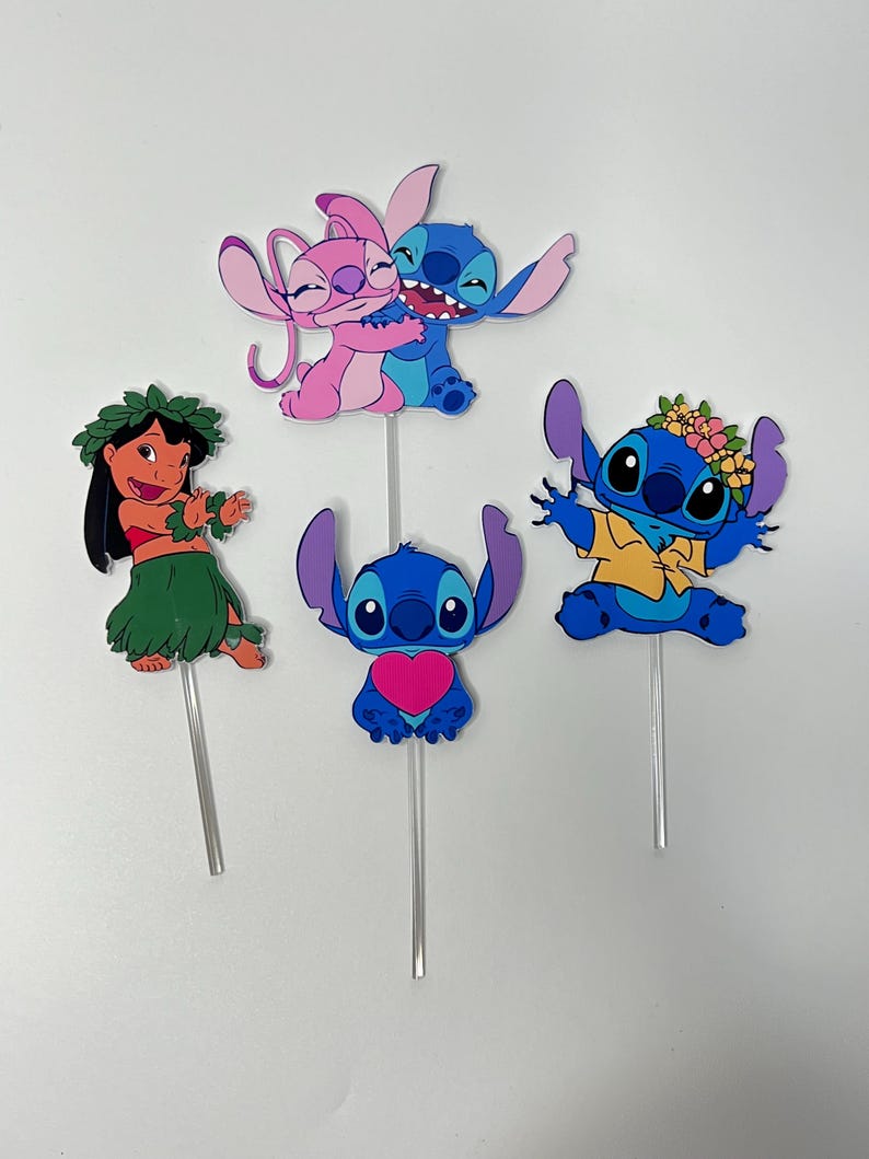 Puede incluir: Conjunto de cinco adornos para tartas de Stitch y Angel. Los adornos representan a Stitch y Angel en varias poses, incluyendo a Stitch sosteniendo un coraz&oacute;n, Stitch con un collar de flores y Stitch y Angel abraz&aacute;ndose. Los adornos est&aacute;n hechos de cart&oacute;n y est&aacute;n unidos a palos de pl&aacute;stico transparente.