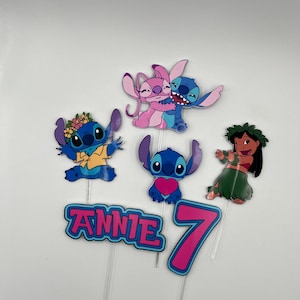Puede incluir: Un conjunto de seis adornos para tartas con Stitch y Angel de la pel&iacute;cula de Disney Lilo & Stitch. Los adornos incluyen un Stitch azul con una camisa amarilla, un Angel rosa, un Stitch azul con un coraz&oacute;n, un Stitch azul con una corona de flores, una bailarina de hula con una corona de flores y un n&uacute;mero 7 rosa con ribete azul. Los adornos tambi&eacute;n incluyen el nombre "Annie" en letras rosas con ribete azul.
