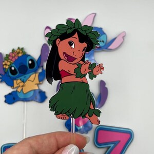 Puede incluir: Un conjunto de cuatro adornos para tartas con Stitch y Lilo de la pel&iacute;cula de Disney Lilo & Stitch. Los adornos est&aacute;n hechos de cartulina y presentan dise&ntilde;os coloridos. El conjunto incluye un Stitch con un collar de flores, Lilo con una falda de hula y otros dos personajes de Stitch.