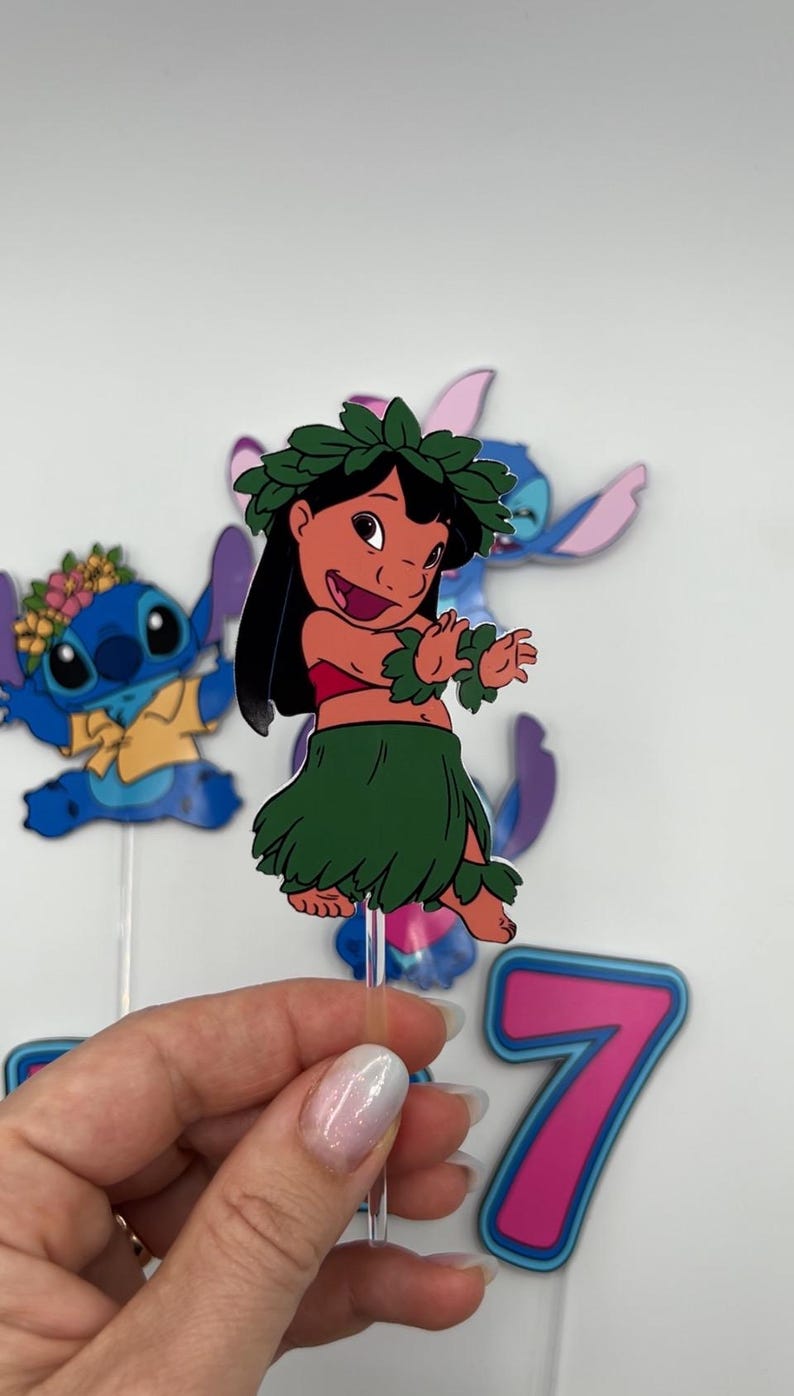 Puede incluir: Un conjunto de cuatro adornos para tartas con Stitch y Lilo de la pel&iacute;cula de Disney Lilo & Stitch. Los adornos est&aacute;n hechos de cartulina y presentan dise&ntilde;os coloridos. El conjunto incluye un Stitch con un collar de flores, Lilo con una falda de hula y otros dos personajes de Stitch.