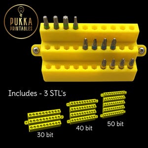 Peut inclure: Support de mèches jaune imprimé en 3D à trois niveaux, contenant divers embouts de tournevis en métal. Le support a un design hexagonal. Comprend 3 STL pour les supports de 30, 40 et 50 bits. Le logo Pukka Printables est en haut à gauche.