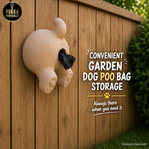 Può includere: Un dispenser da parete per sacchetti igienici a forma di cane color beige, con coda alzata e impronte di zampe sui piedi. Il testo recita: CONVENIENT GARDEN DOG POO BAG STORAGE. Always there when you need it. Montato su una staccionata in legno.