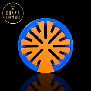 Op de afbeelding: Een blauw en oranje cirkelvormig object met een stervormig ontwerp. Het object heeft een blauwe buitenring en een oranje binnenring met 12 spaken die naar buiten stralen.